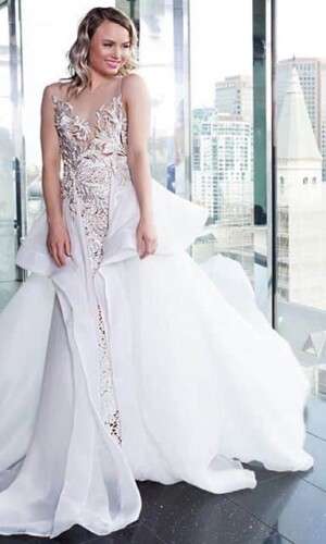 Sample Sale size 8-10 $900 Wedding dress with organza Skirt