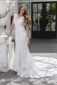 size 6 to 8Available in boat or V neck with beaded lace detaling. wedding dress hire Australia