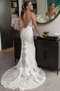 Low scoop back with lace hollow out train